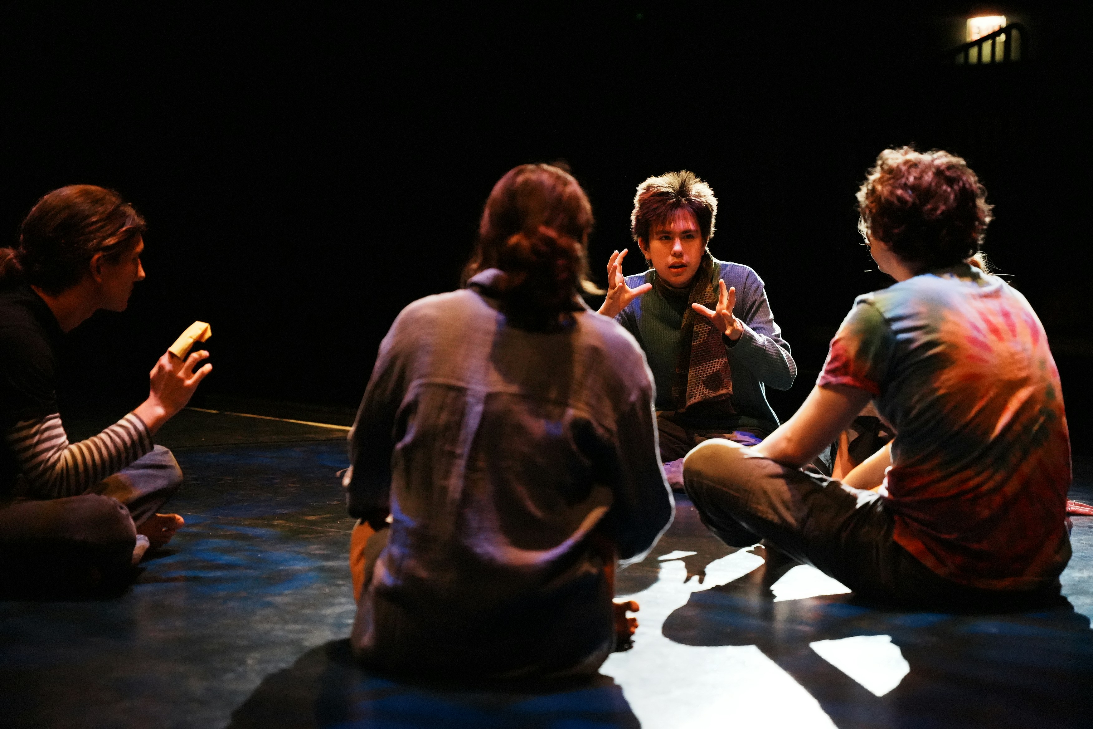 Gruppe von Menschen sitzt im Kreis bei einem Theaterpädagogik-Workshop